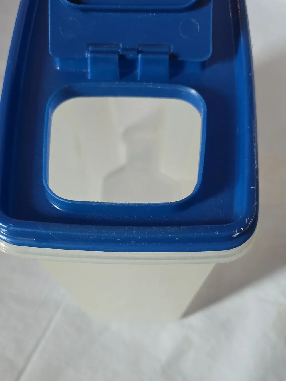 Rubbermaid‎ VTG Servin' Saver Quaker Cereal Container Blue Lid 1.3 Gal/5L